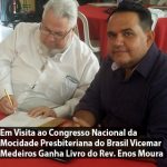 Em Visita ao Congresso Nacional da CNM-IPB, Vicemar Medeiros Ganha Livro do Rev. Enos Moura