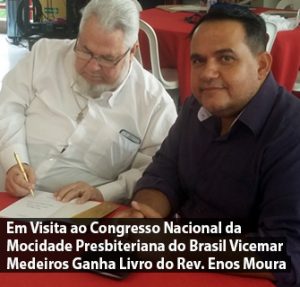 Em Visita ao Congresso Nacional da CNM-IPB, Vicemar Medeiros Ganha Livro do Rev. Enos Moura